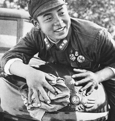 Lei Feng, a model of wholeheartedly serving the people. [File photo] 