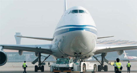 An Air China Ltd plane is fueled with a mixture of jet fuel and biofuel in Beijing. [China Daily] 