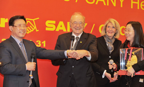 Chairman of the Sany Group Liang Wengen (left) and Karl Schlecht (second left), founder of German concrete pump manufacturer Putzmeister, at a press conference at Sany headquarters in Changsha, central China's Hunan Province, on January 31. Sany is expected to close the acquisition deal with Putzmeister in the first quarter this year [Beijing Reveiw/Long Hongtao]