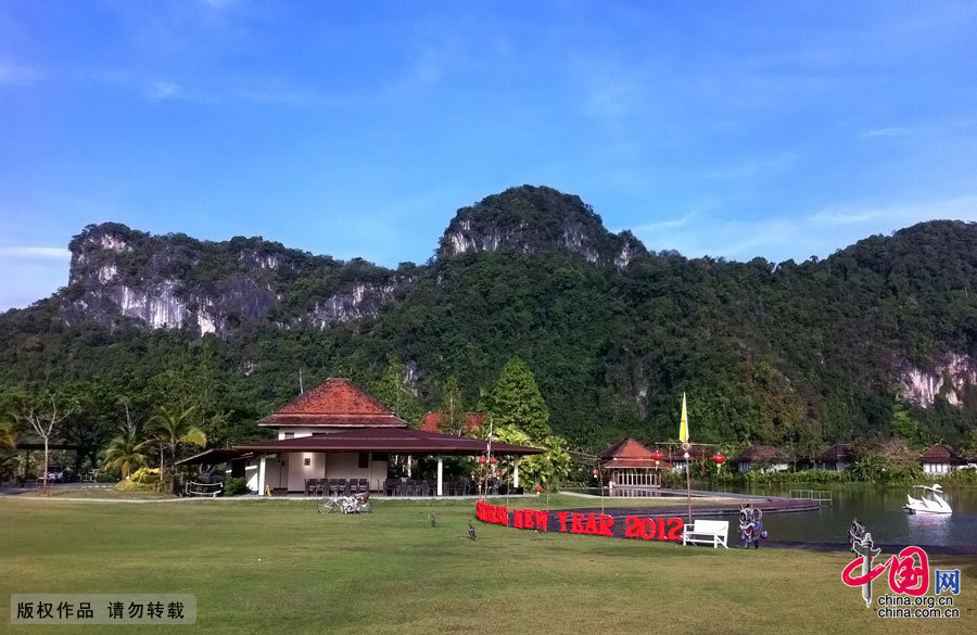 Phuket is Thailand's largest island, the jewel in the Indian Ocean and the most representative of the Southeast Asian island tourist resort. First of all its charm comes from its beautiful sea. Types of beaches here are very rich: clean beaches, private resort beaches of luxurious feel and sea sports beaches with a variety of recreational activities at night. Therefore, visitors to go there, whether single or with companion, can enjoy good time in Phuket.