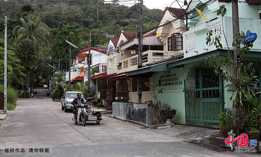 Phuket is Thailand's largest island, the jewel in the Indian Ocean and the most representative of the Southeast Asian island tourist resort. First of all its charm comes from its beautiful sea. Types of beaches here are very rich: clean beaches, private resort beaches of luxurious feel and sea sports beaches with a variety of recreational activities at night. Therefore, visitors to go there, whether single or with companion, can enjoy good time in Phuket.