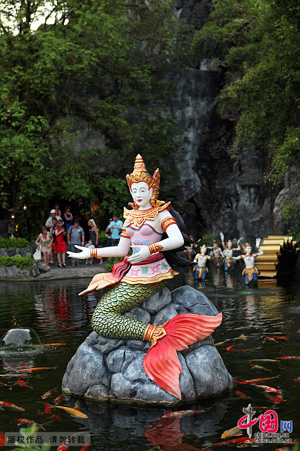 Phuket is Thailand's largest island, the jewel in the Indian Ocean and the most representative of the Southeast Asian island tourist resort. First of all its charm comes from its beautiful sea. Types of beaches here are very rich: clean beaches, private resort beaches of luxurious feel and sea sports beaches with a variety of recreational activities at night. Therefore, visitors to go there, whether single or with companion, can enjoy good time in Phuket.