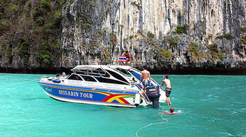 Phuket is Thailand's largest island, the jewel in the Indian Ocean and the most representative of the Southeast Asian island tourist resort. First of all its charm comes from its beautiful sea. Types of beaches here are very rich: clean beaches, private resort beaches of luxurious feel and sea sports beaches with a variety of recreational activities at night. Therefore, visitors to go there, whether single or with companion, can enjoy good time in Phuket.