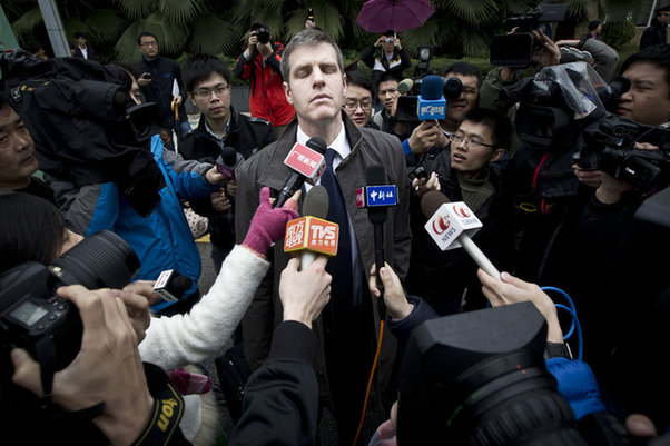 Graham Michael Robinson, witness for tech company Apple, is surrounded by reporters outside the Guangdong High People's Court in Guangzhou, Guangdong province, on Wednesday, as the court held a public hearing on the iPad trademark dispute. [CFP]