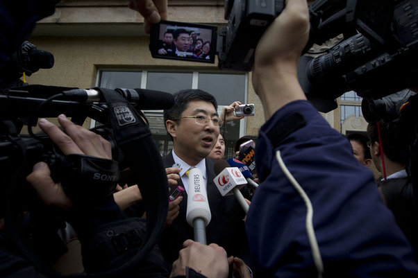 Ma Xiaodong, lawyer of Proview Technology Shenzhen, is interviewed by reporters Wednesday. The iPad trademark dispute case was heard by the Guangdong High People's Court in Guangzhou, Guangdong province, on Wednesday. [CFP]