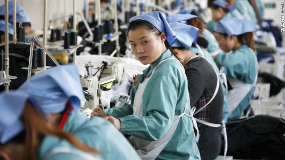 Chinese workers work at a textile factory in east China's Hubei province. [File photo]