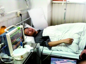 Shu in hospital after losing a kidney. 