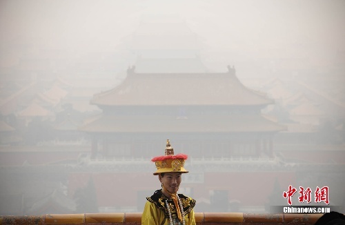 Heavy air pollution is seen in the Imperial Palace of Beijing. [chinanews.com] 