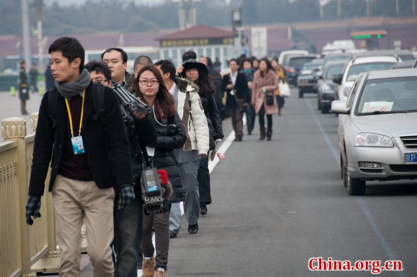 Reporters from both home and abroad rush to enter the Great Hall of the People in Beijing, China, shortly before the Chinese People's Political Consultative Conference (CPPCC), the country's top advisory body, opens on Saturday afternoon. [China.org.cn]