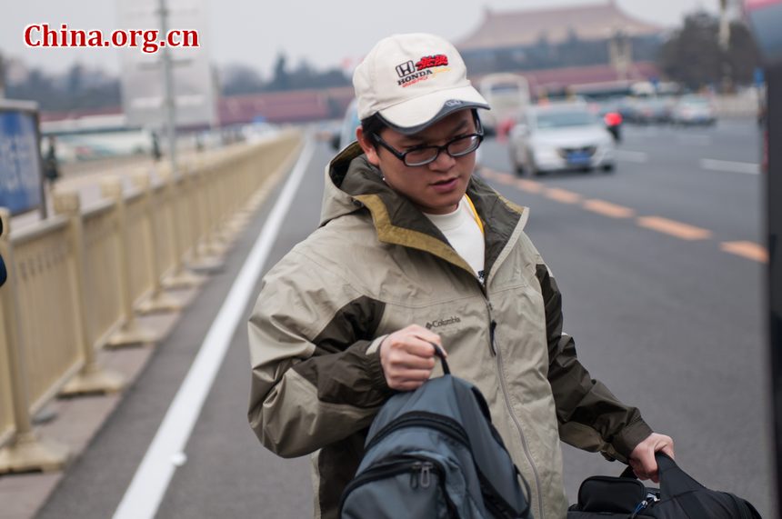 A reporter with Phoenix TV in Hong Kong gets out his equipment from the vehicle, and makes preparation for security check. [China.org.cn]