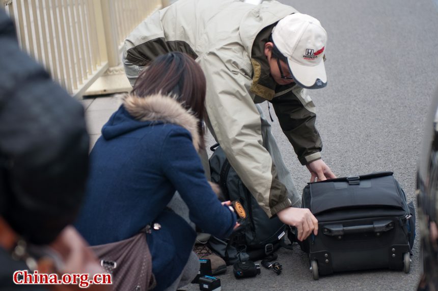 TV crews with Phoenix TV in Hong Kong get out his equipment from the vehicle, and makes preparation for security check. [China.org.cn]