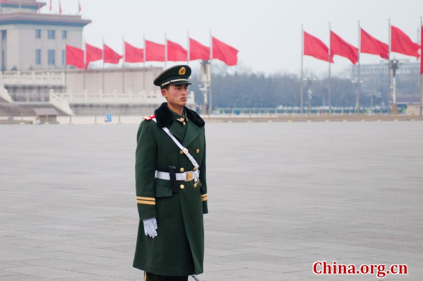 A solider stands on guard in Tian&apos;anmen Square shortly before the opening ceremony of CPPCC takes place on Saturday afternoon. [China.org.cn]