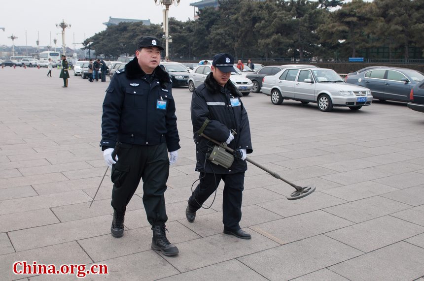 Police also employ metal detectors to sweep the journalists&apos; vehicle parking area shortly before the CPPCC opens its annual session at the Great Hall of the People in Beijing on Saturday afternoon. [China.org.cn]