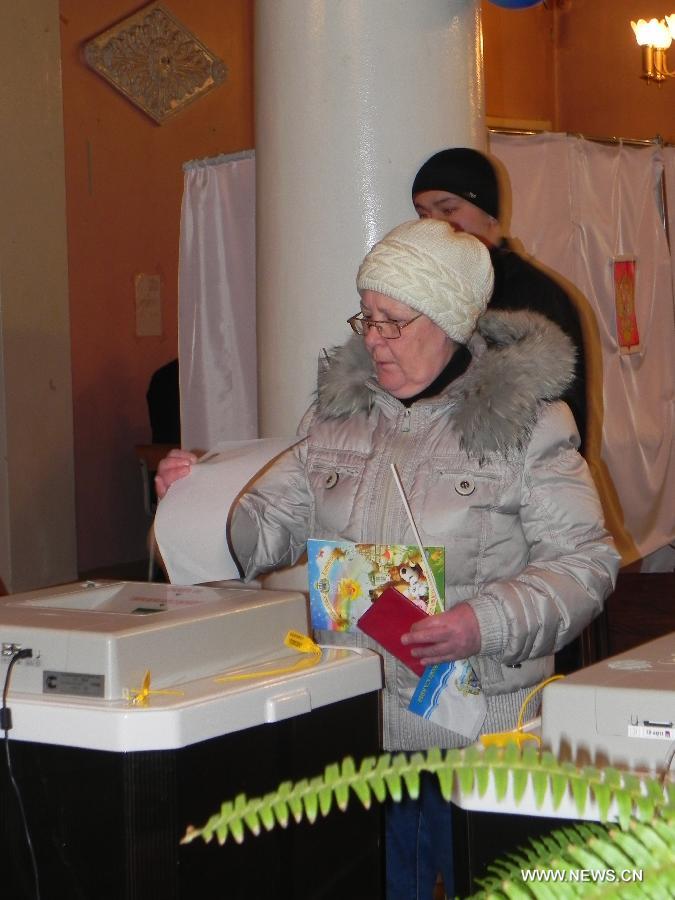 A local citizen casts her ballot in the presidential election at a polling station in the Petropavlovsk, Kamchatska, Russia, March 4, 2012. Voting began on Sunday in Russia's Far East in the presidential election. (Xinhua) 