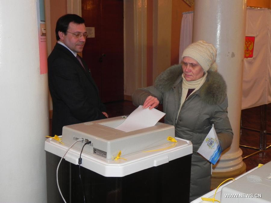 A local citizen casts her ballot in the presidential election at a polling station in the Petropavlovsk, Kamchatska, Russia, March 4, 2012. Voting began on Sunday in Russia's Far East in the presidential election. (Xinhua) 