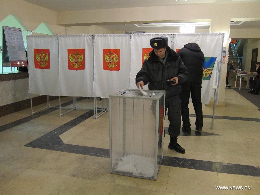 A local citizen casts his ballot in the presidential election at a polling station in the Russian Far East city of Vladivostok, on March 4, 2012. Voting began on Sunday in Russia's Far East in the presidential election. (Xinhua/Lu Guodong) 