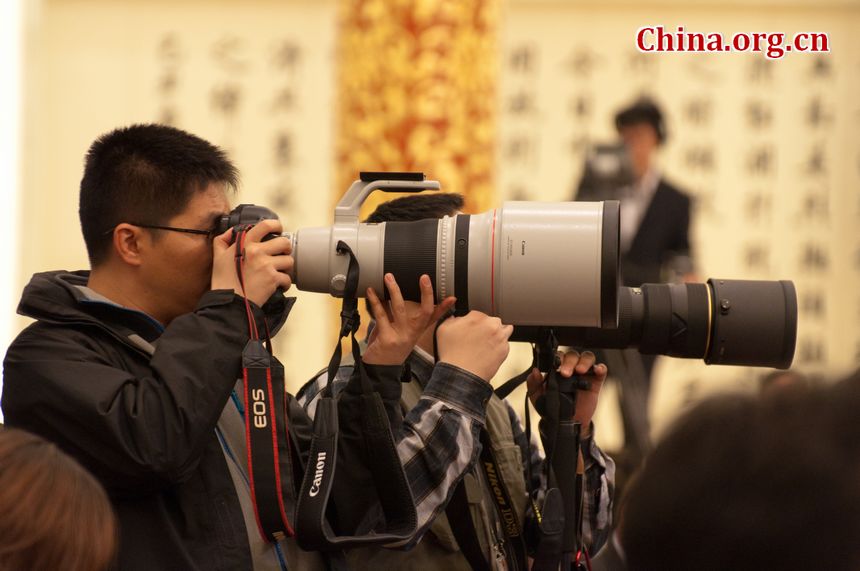 Photojournalists at the press conference of the Fifth Session of the 11th National People&apos;s Congress (NPC). [China.org.cn]