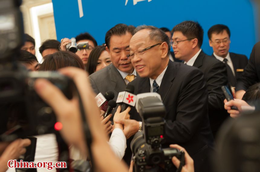 Reporters rush to surround Li Zhaoxing, spokesperson for the Fifth Session of the 11th National People&apos;s Congress (NPC), wishing to ask more questions. [China.org.cn]