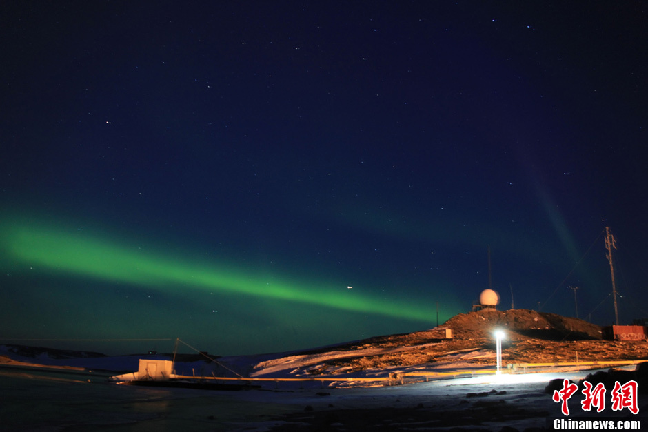 The magnificent and dazzling beam of polar lights appears on the night sky above the Chinese Antarctic Zhongshan Station, on the wee hours of March 1, 2012. [chinanews.com]