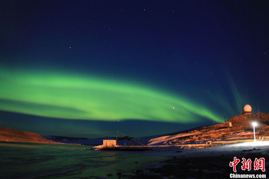 The magnificent and dazzling beam of polar lights appears on the night sky above the Chinese Antarctic Zhongshan Station, on the wee hours of March 1, 2012. [chinanews.com]