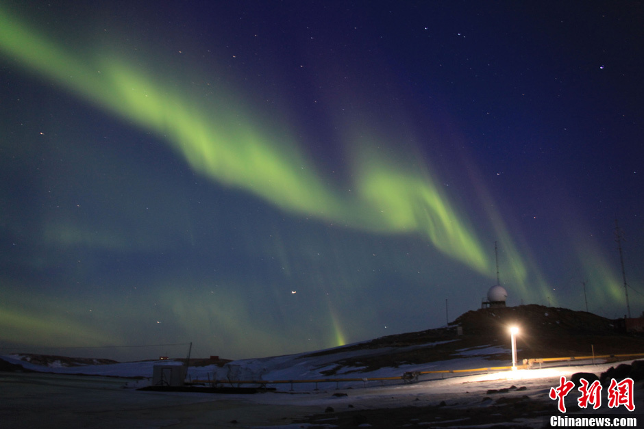 The magnificent and dazzling beam of polar lights appears on the night sky above the Chinese Antarctic Zhongshan Station, on the wee hours of March 1, 2012. [chinanews.com]