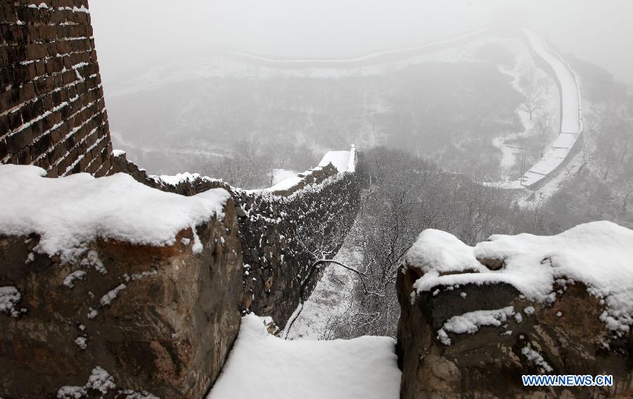 Photo taken on March 2, 2012 shows the snow-covered Hefangkou section of the Great Wall in Beijing, capital of China. The capital city witnessed a snowfall Friday. (Xinhua/Pu Xiangdong) 