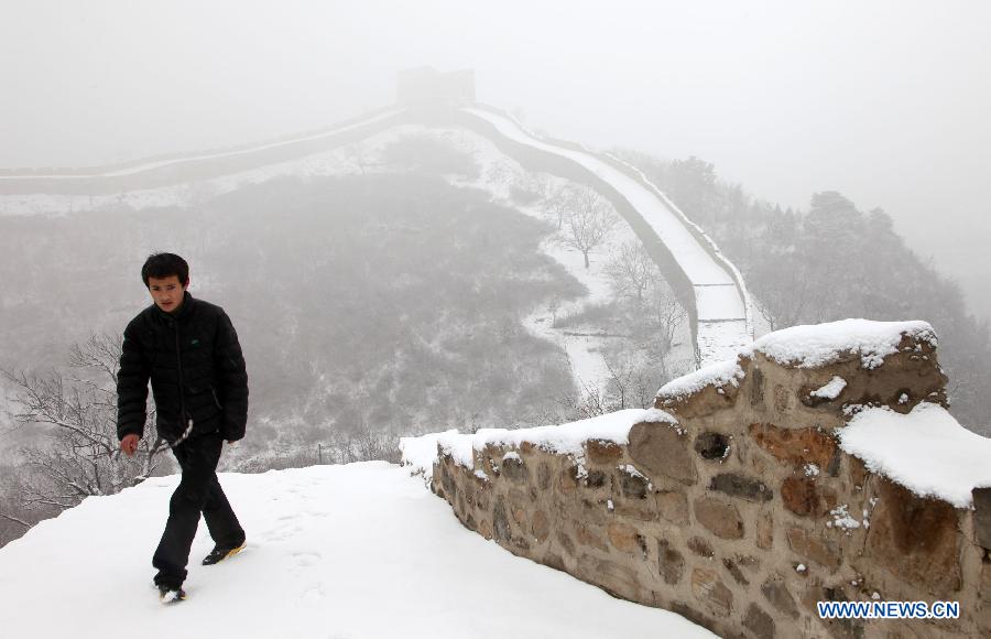  A man walks at the snow-covered Hefangkou section of the Great Wall in Beijing, capital of China, March 2, 2012. The capital city witnessed a snowfall Friday. (Xinhua/Pu Xiangdong) 