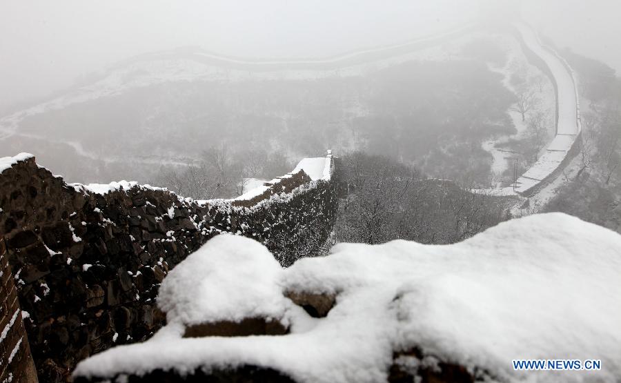 Photo taken on March 2, 2012 shows the snow-covered Hefangkou section of the Great Wall in Beijing, capital of China. The capital city witnessed a snowfall Friday. (Xinhua/Pu Xiangdong)