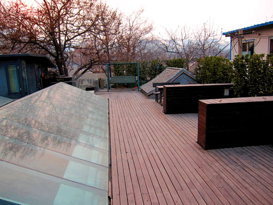 Open space roof top at Kelly's Courtyard. Photo by CRI's William Wang, taken February, 2012.