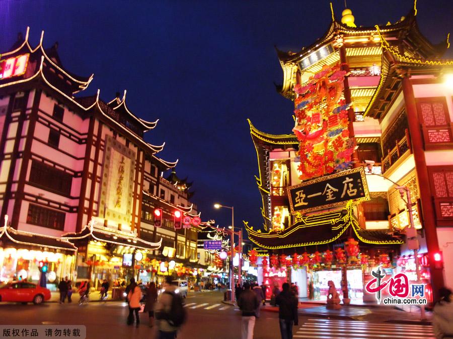 The Shanghai Old Chenghuang Temple Snack Square takes up 1,500 square meters and has two floor-levels, boasting traditional specialty snacks from all over China – more than 500 kinds in all, about 30 kinds of which have been awarded as 'Chinese Famous Cuisine,' 'Chinese Famous Dim Sum' and 'Chinese Famous Snacks.'