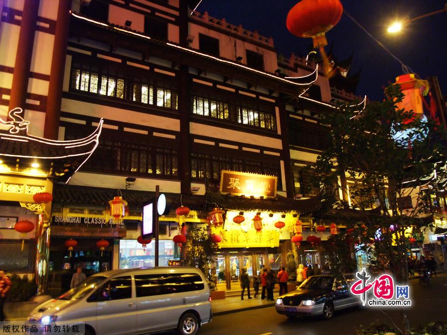 The Shanghai Old Chenghuang Temple Snack Square takes up 1,500 square meters and has two floor-levels, boasting traditional specialty snacks from all over China – more than 500 kinds in all, about 30 kinds of which have been awarded as 'Chinese Famous Cuisine,' 'Chinese Famous Dim Sum' and 'Chinese Famous Snacks.'