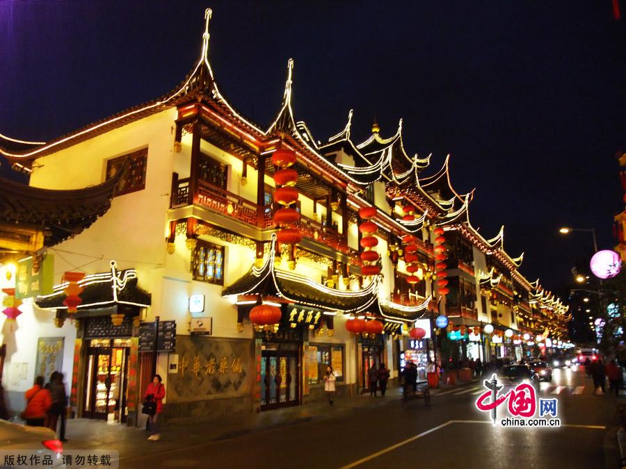 The Shanghai Old Chenghuang Temple Snack Square takes up 1,500 square meters and has two floor-levels, boasting traditional specialty snacks from all over China – more than 500 kinds in all, about 30 kinds of which have been awarded as 'Chinese Famous Cuisine,' 'Chinese Famous Dim Sum' and 'Chinese Famous Snacks.'