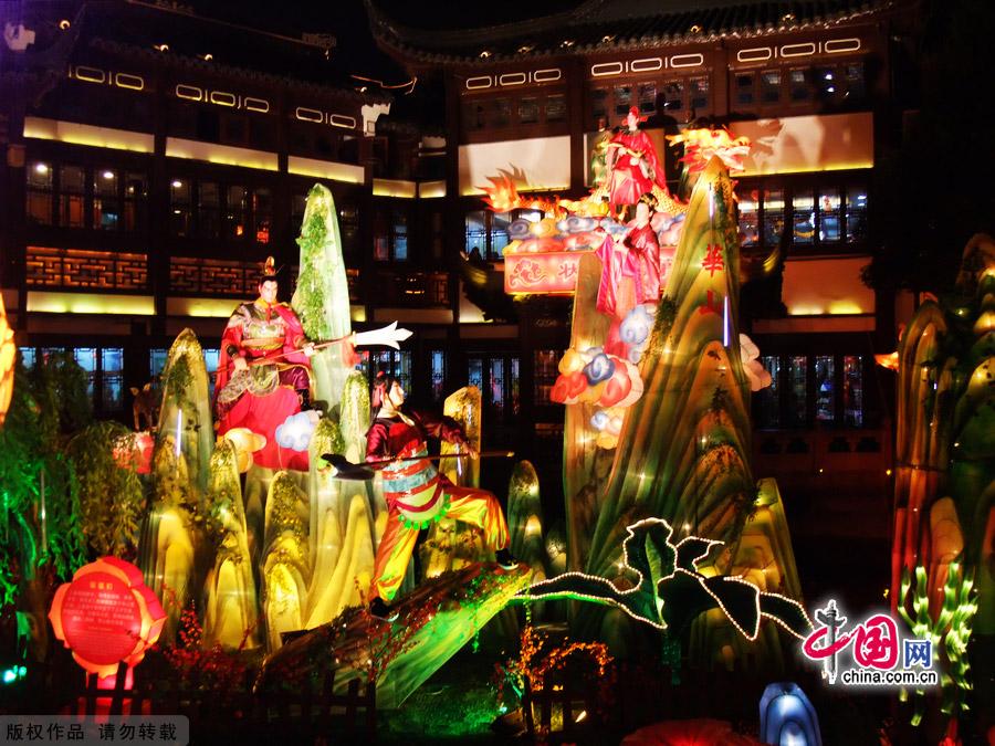 The Shanghai Old Chenghuang Temple Snack Square takes up 1,500 square meters and has two floor-levels, boasting traditional specialty snacks from all over China – more than 500 kinds in all, about 30 kinds of which have been awarded as 'Chinese Famous Cuisine,' 'Chinese Famous Dim Sum' and 'Chinese Famous Snacks.'