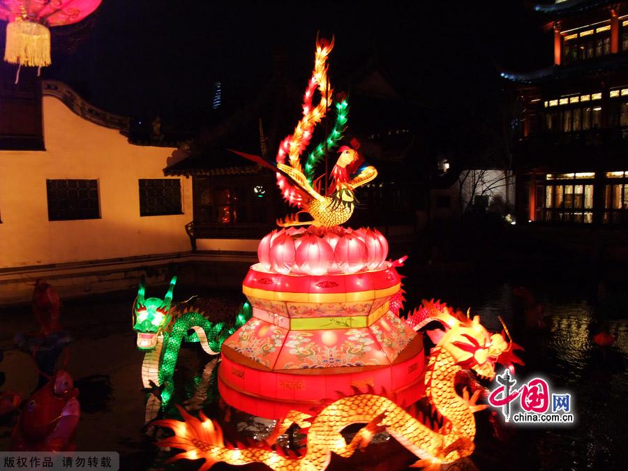 The Shanghai Old Chenghuang Temple Snack Square takes up 1,500 square meters and has two floor-levels, boasting traditional specialty snacks from all over China – more than 500 kinds in all, about 30 kinds of which have been awarded as 'Chinese Famous Cuisine,' 'Chinese Famous Dim Sum' and 'Chinese Famous Snacks.'