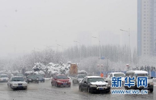 Heavy snow has blocked roads and delayed flights in Liaoning Province since Monday. [Xinhua]