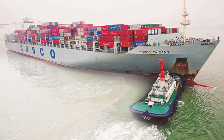 A fully laden COSCO container ship leaves Qingdao Port, Shandong province. Wei Jiafu, chairman of COSCO, said that Chinese companies need to seize opportunities in the US market. [China Daily]