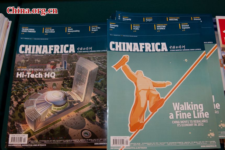 Chinafrica, used to be known as Chine et Afrique and China and Africa, CIPG&apos;s Africa-oriented weekly respectively in French and English, are displayed in the press center of National People&apos;s Congress (NPC). [China.org.cn]
