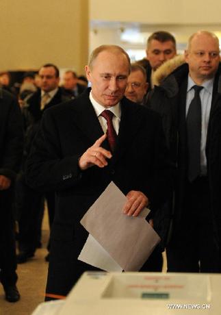 Russian Prime Minister Vladimir Putin casts his vote at a polling station in Moscow, Russia, March 4, 2012. [Li Yong/Xinhua] 