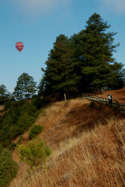 Tourists in hot-air balloons patrol Tengchong National Geological Park from above the mountains. [Photo/CRIENGLISH.com]