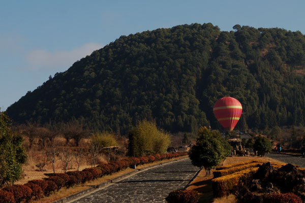 The mountain at the entrance of the geological park is a dormant volcano. [Photo/CRIENGLISH.com]