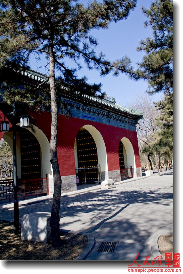 Ritan (The Sun God Altar) was also known as Chaori altar, located in the southeast of Chaoyangmenwai in Beijing. The altar was built in the ninth year of Emperor Jiajing reign in the Ming Dynasty (AD 1530), and it was used to be the place where emperors in Ming and Qing feted the 'Sun God'. The altar was shaped as a square.