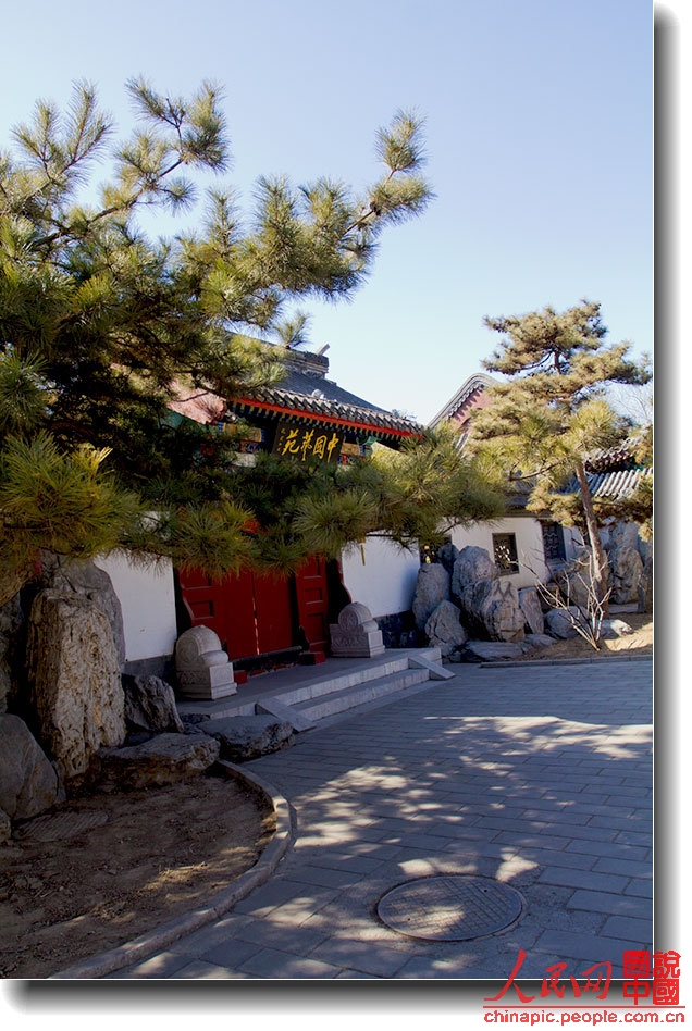Ritan (The Sun God Altar) was also known as Chaori altar, located in the southeast of Chaoyangmenwai in Beijing. The altar was built in the ninth year of Emperor Jiajing reign in the Ming Dynasty (AD 1530), and it was used to be the place where emperors in Ming and Qing feted the 'Sun God'. The altar was shaped as a square.