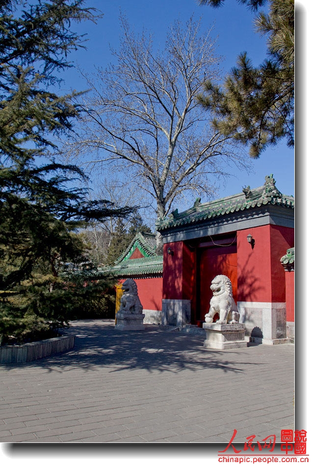 Ritan (The Sun God Altar) was also known as Chaori altar, located in the southeast of Chaoyangmenwai in Beijing. The altar was built in the ninth year of Emperor Jiajing reign in the Ming Dynasty (AD 1530), and it was used to be the place where emperors in Ming and Qing feted the 'Sun God'. The altar was shaped as a square.