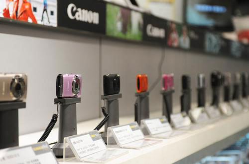 This photo taken on Thursday, January 27, 2011 shows digital cameras in an electronics and appliance store in Beijing. China on Thursday halved the import tax on electronic products, including computers and digital cameras.[Xinhua]
