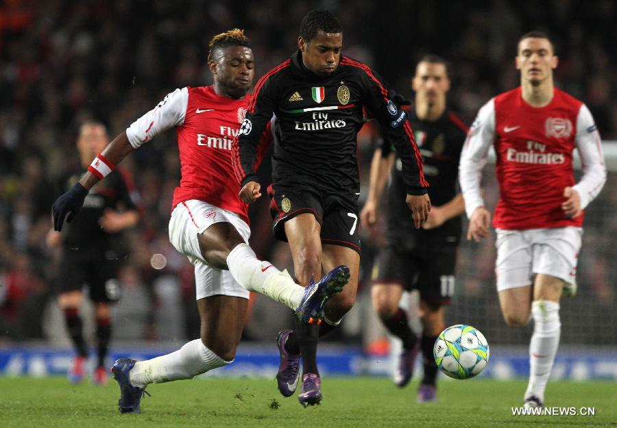 Robinho (R) of AC Milan vies with Alexandre Song of Arsenal during their UEFA Champions League match in London, Britain, March 6, 2012. Arsenal won 3-0. (Xinhua/Tang Shi)
