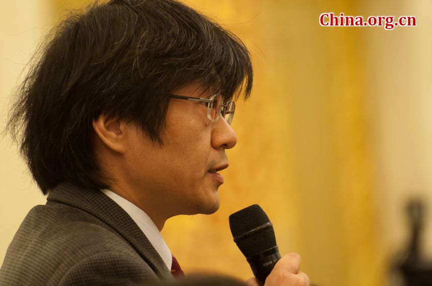 A foreign journalist with NHK poses questions to FM Yang Jiechi Tuesday morning on the sidelines of the fifth session of the 11th National People&apos;s Congress at a press conference held at the Great Hall of the People in Beijing, March 6, 2012. [China.org.cn]