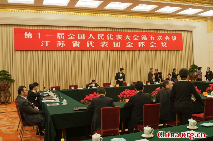 The Jiangsu delegation to the 11th National People&apos;s Congress (NPC) holds an all-member panel discussion session on Wednesday afternoon at the Jiangsu Hall in the Great Hall of the People, Beijing, China. [China.org.cn]