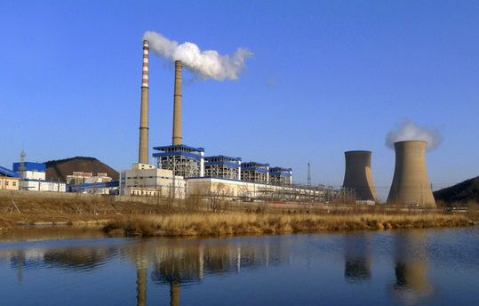 Beijing Jingneng Thermal Power Co Ltd, one of the capital city's largest coal-fired heating and power plants, is located beside Lianshi Lake in Shijingshan district, about 20 kilometers west of Tian'anmen Square. [China Daily] 