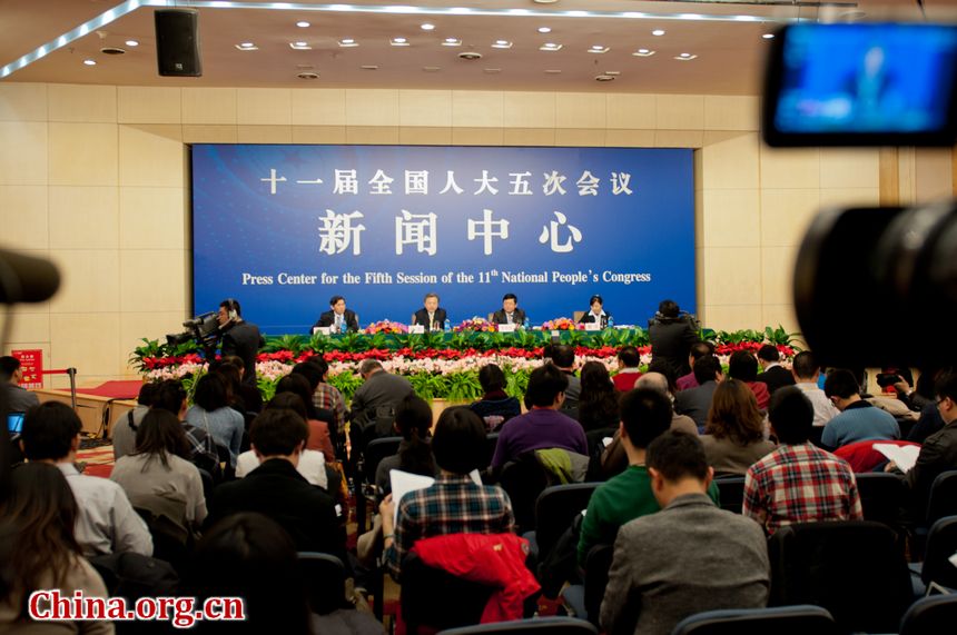 The Legislative Affairs Commission of the 11th National People&apos;s Congress holds a press conference on Thursday afternoon, March 8, 2012, at the NPC Press Center of China Central Television (CCTV)&apos;s Media Center. During the press conference, the Commission&apos;s vice chairman Lang Sheng (L2) takes from the press questions concerning the amendments to China&apos;s Criminal Procedure Law. [China.org.cn]