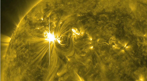 The sun erupts with one of the largest solar flares of this solar cycle in this NASA handout photo taken on March 6, 2012. [Photo/Agencies] 